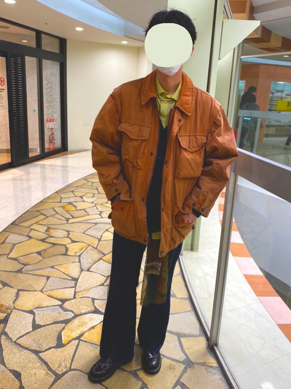 ブラック系のドレスシューズ、ブルー系のデニムパンツ、グレー系のニット/セーターを着用したメンズの冬コーディネートの2枚目の写真