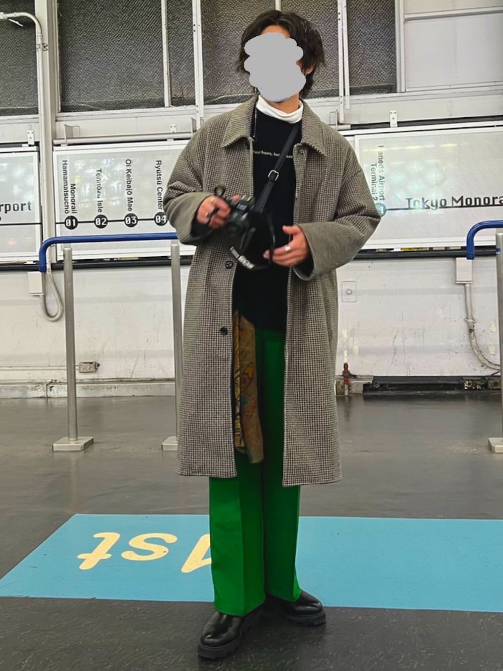 グレー系のTシャツ/カットソー、グリーン系のスラックス、ブラウン系のステンカラーコートを着用したメンズの春コーディネートの2枚目の写真