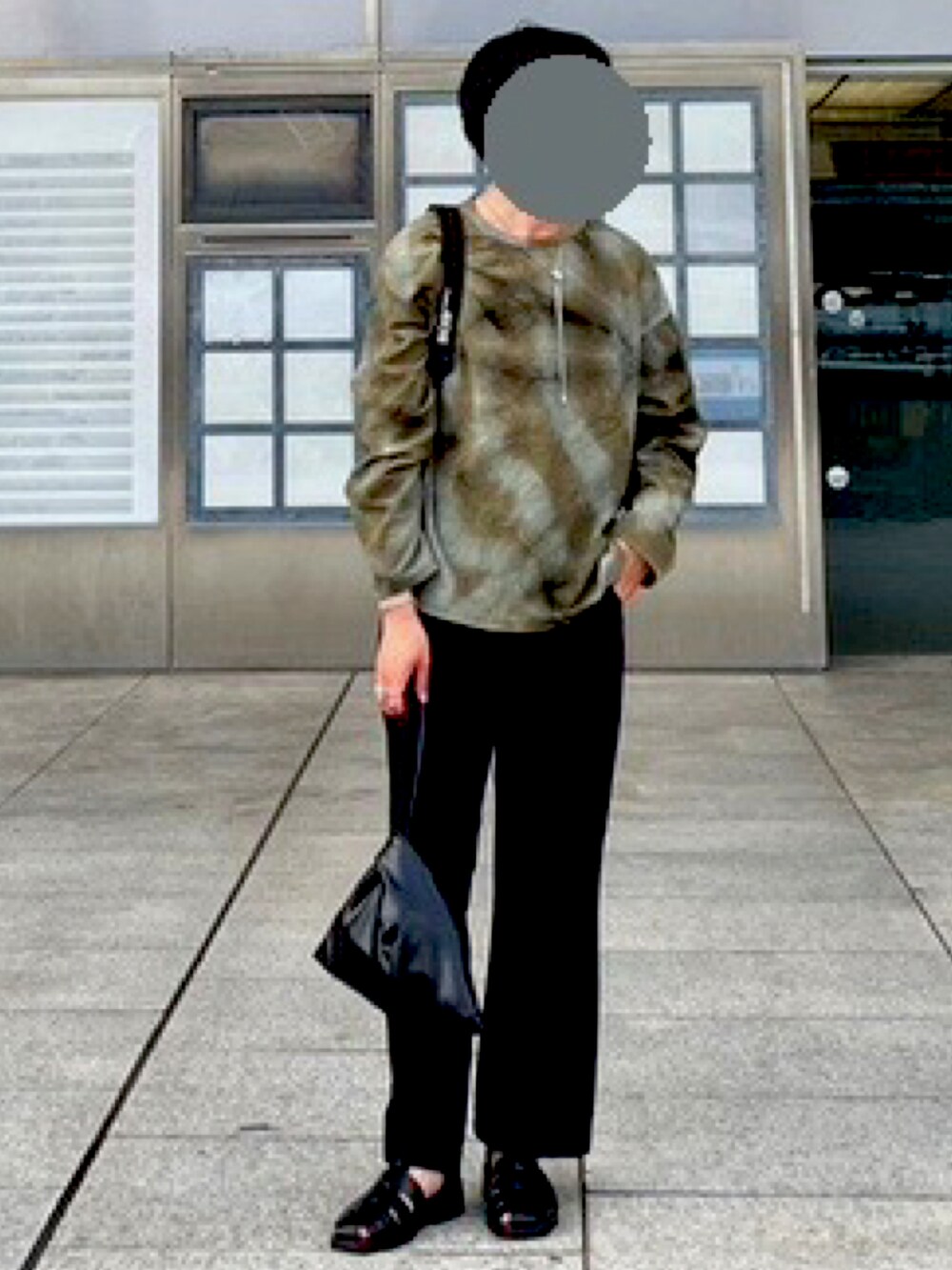 グリーン系のTシャツ/カットソー、ブラック系のスラックス、ブラック系のハンドバッグを着用したメンズの夏コーディネートの2枚目の写真