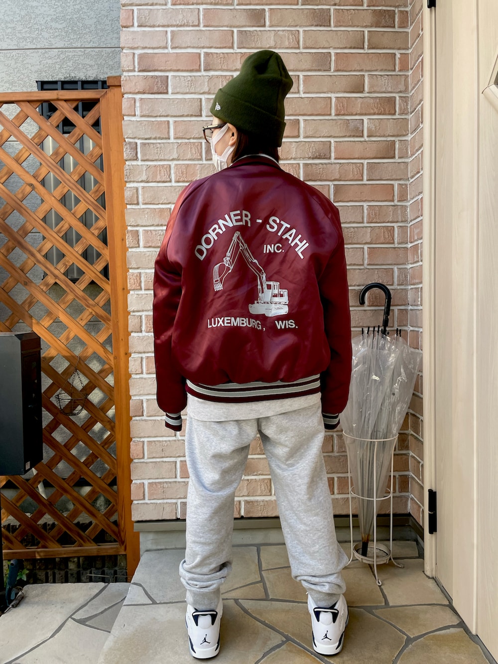 グレー系のその他パンツ、ホワイト系のスニーカー、グリーン系のニットキャップ/ビーニーを着用したレディースの冬コーディネートの2枚目の写真