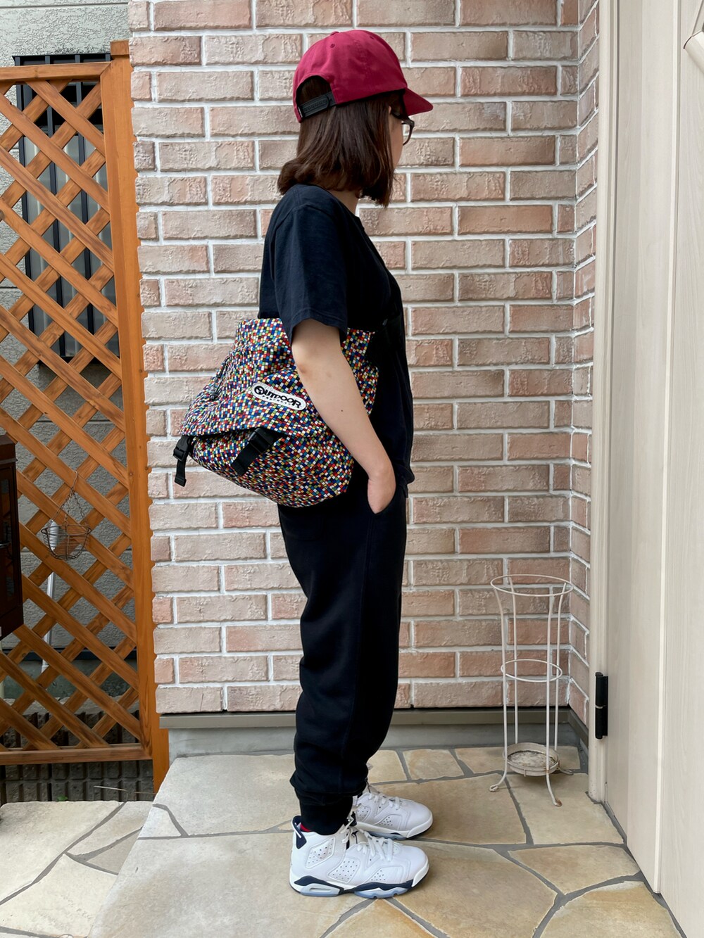 ブラック系のTシャツ/カットソー、その他のショルダーバッグ、ブラック系のその他パンツを着用したレディースの夏コーディネートの2枚目の写真