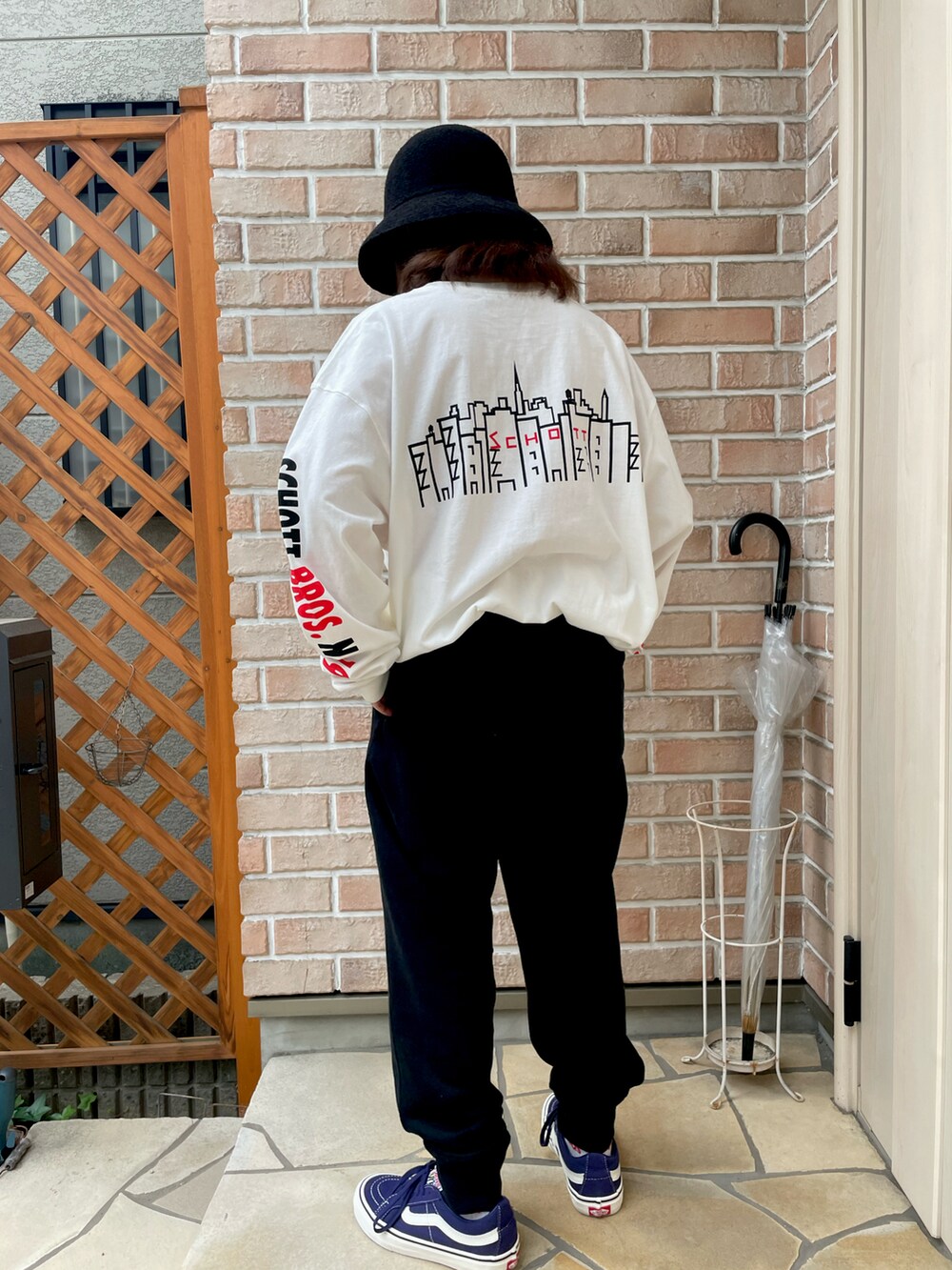ホワイト系のTシャツ/カットソー、ブラック系のその他パンツ、パープル系のスニーカーを着用したレディースの秋コーディネートの2枚目の写真