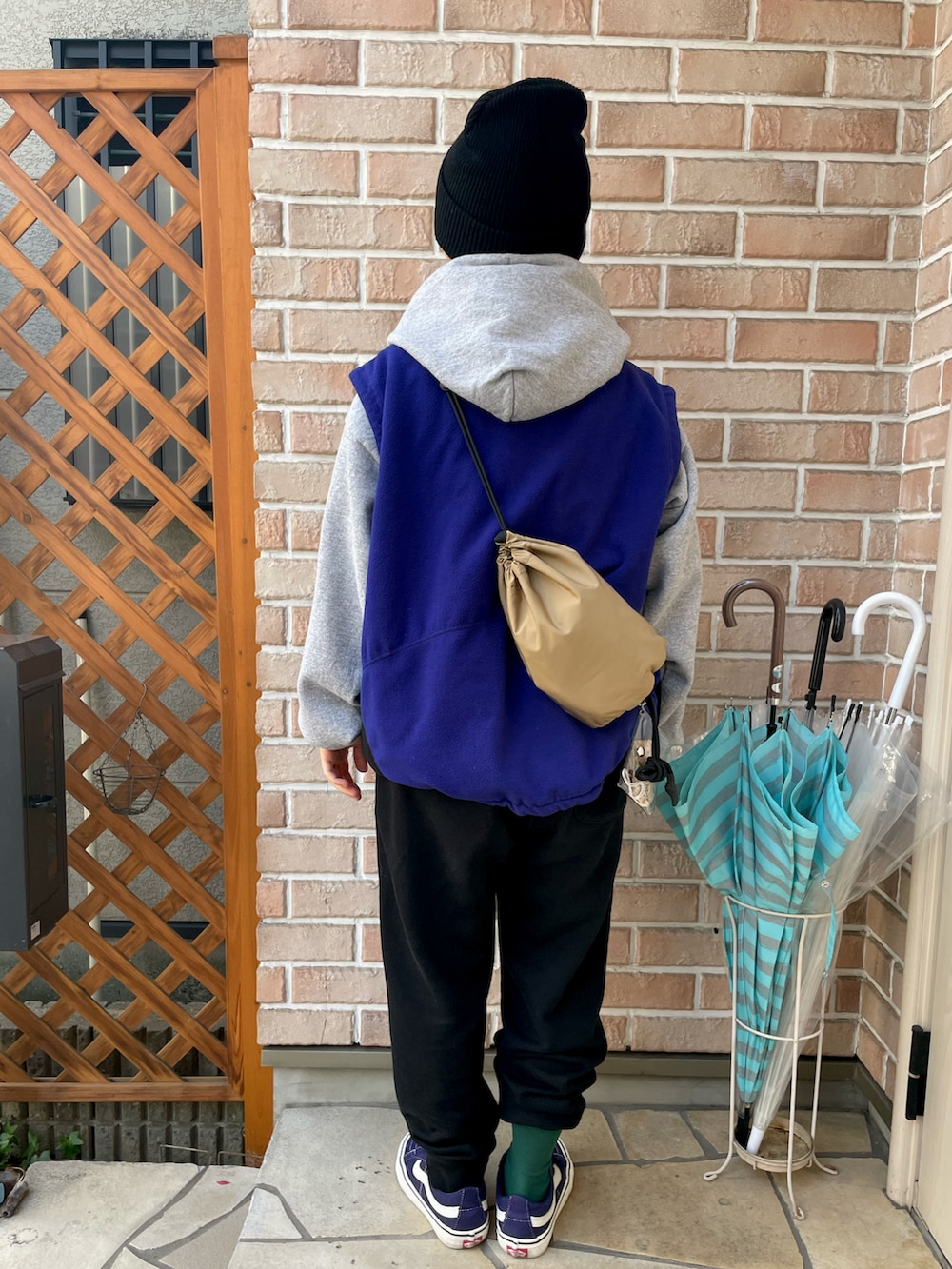 ブルー系のジャケット/アウター、ブラック系のその他パンツ、パープル系のスニーカーを着用したレディースの冬コーディネートの2枚目の写真