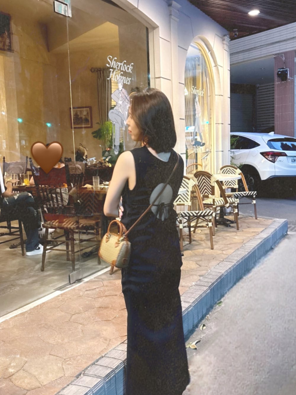 ホワイト系のワンピース、ブラウン系のショルダーバッグを着用したレディースの秋コーディネートの2枚目の写真