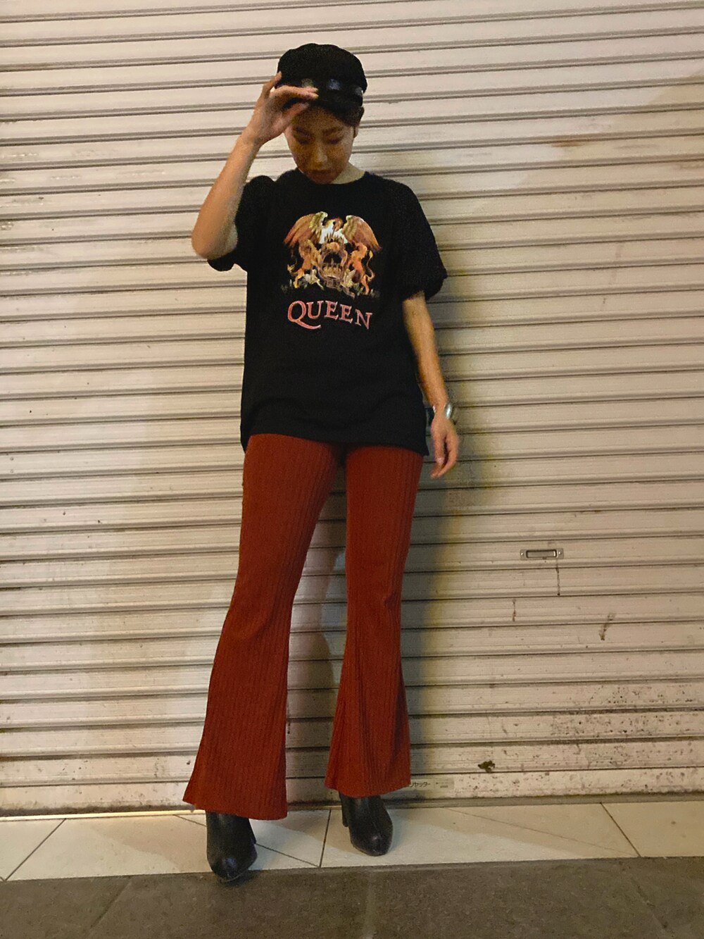 ブラック系のTシャツ/カットソー、ブラウン系のその他パンツ、ブラック系のブーティを着用したレディースの夏コーディネートの2枚目の写真