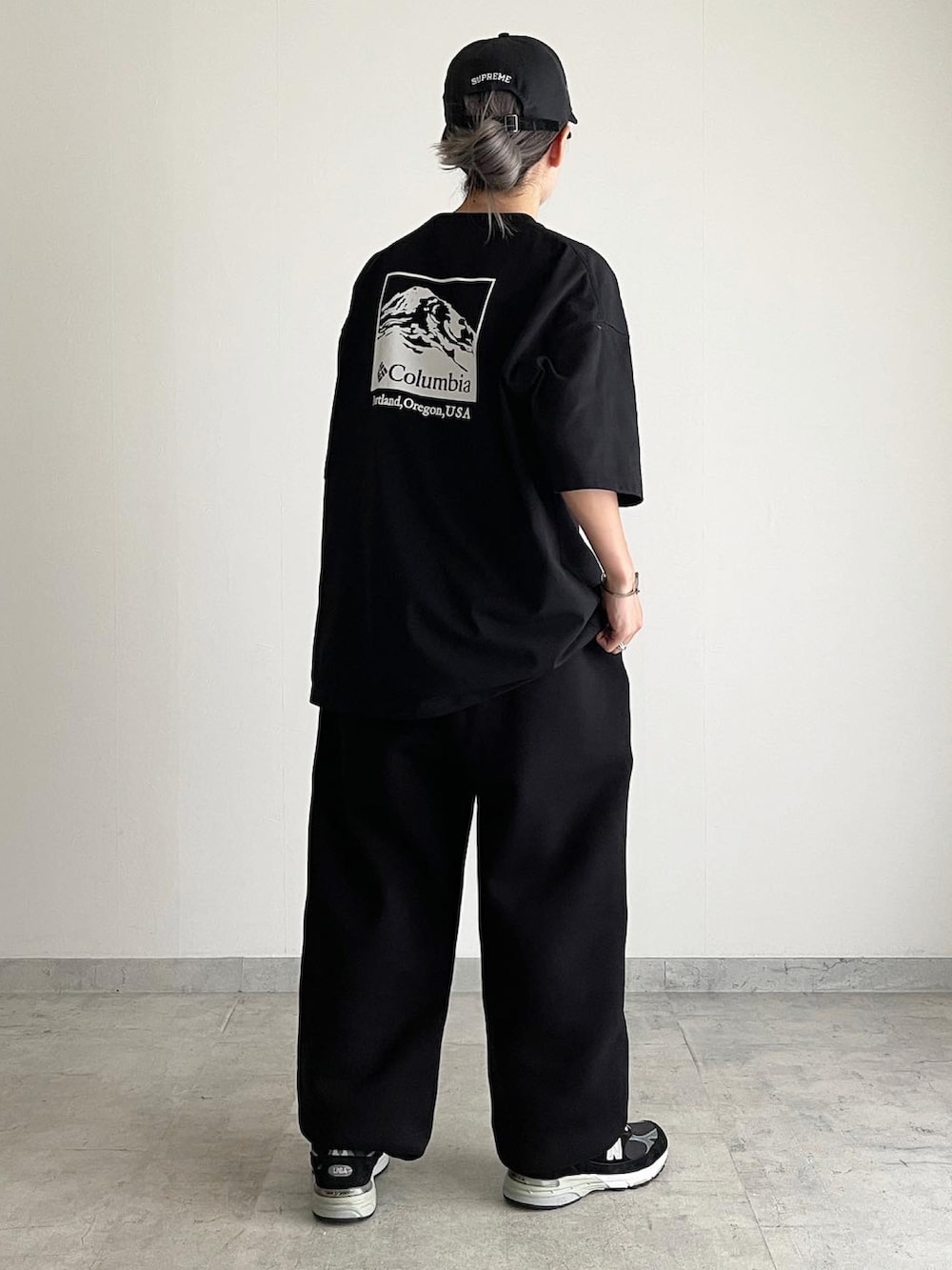 「ブラック、ストリート、ゆるコーデ、メンズライク、スニーカー、モノトーン、スウェットパンツ」｜「Columbiaの【展開店舗限定】columbia/コロンビア  インペリアルパーク ビッグシルエット  バックプリントTシャツ   PM0270（Tシャツ/カットソー、ブラック系）」を使った、MIHOさん（レディース・163cm）の秋コーディネートの2枚目の写真
