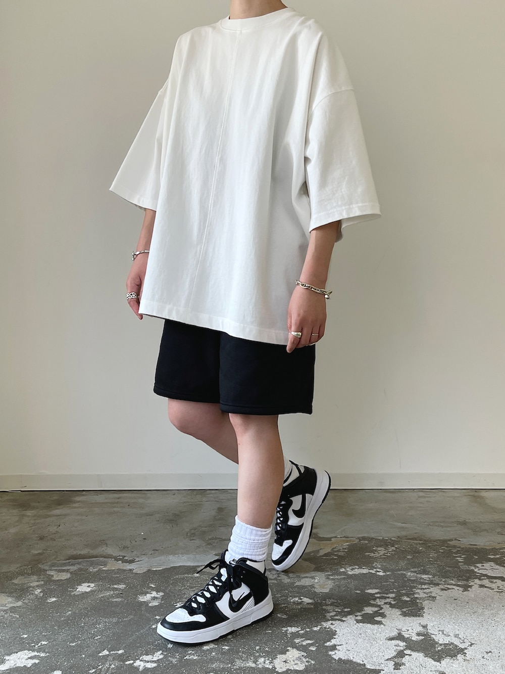 「夏コーデ、メンズライク、ハーフパンツ、オーバーサイズ、Tシャツ、モノトーン、スニーカー、ストリート」｜「y/m by MIHOのセンターラインTシャツ（Tシャツ/カットソー、ホワイト系）」を使った、MIHOさん（レディース・163cm）の春コーディネートの2枚目の写真