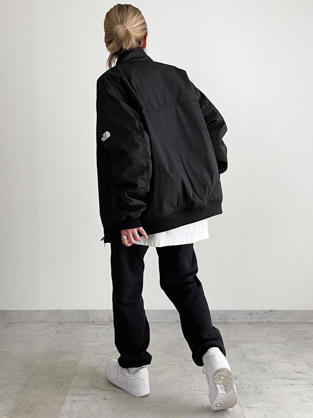 「カジュアル、モノトーン、メンズライク、オーバーサイズ、ブラック、ootd、スニーカー」｜「THE NORTH FACE PURPLE LABELのアイテム（ジャケット/アウター、ブラック系）」を使った、MIHOさん（レディース・163cm）の秋コーディネートの2枚目の写真