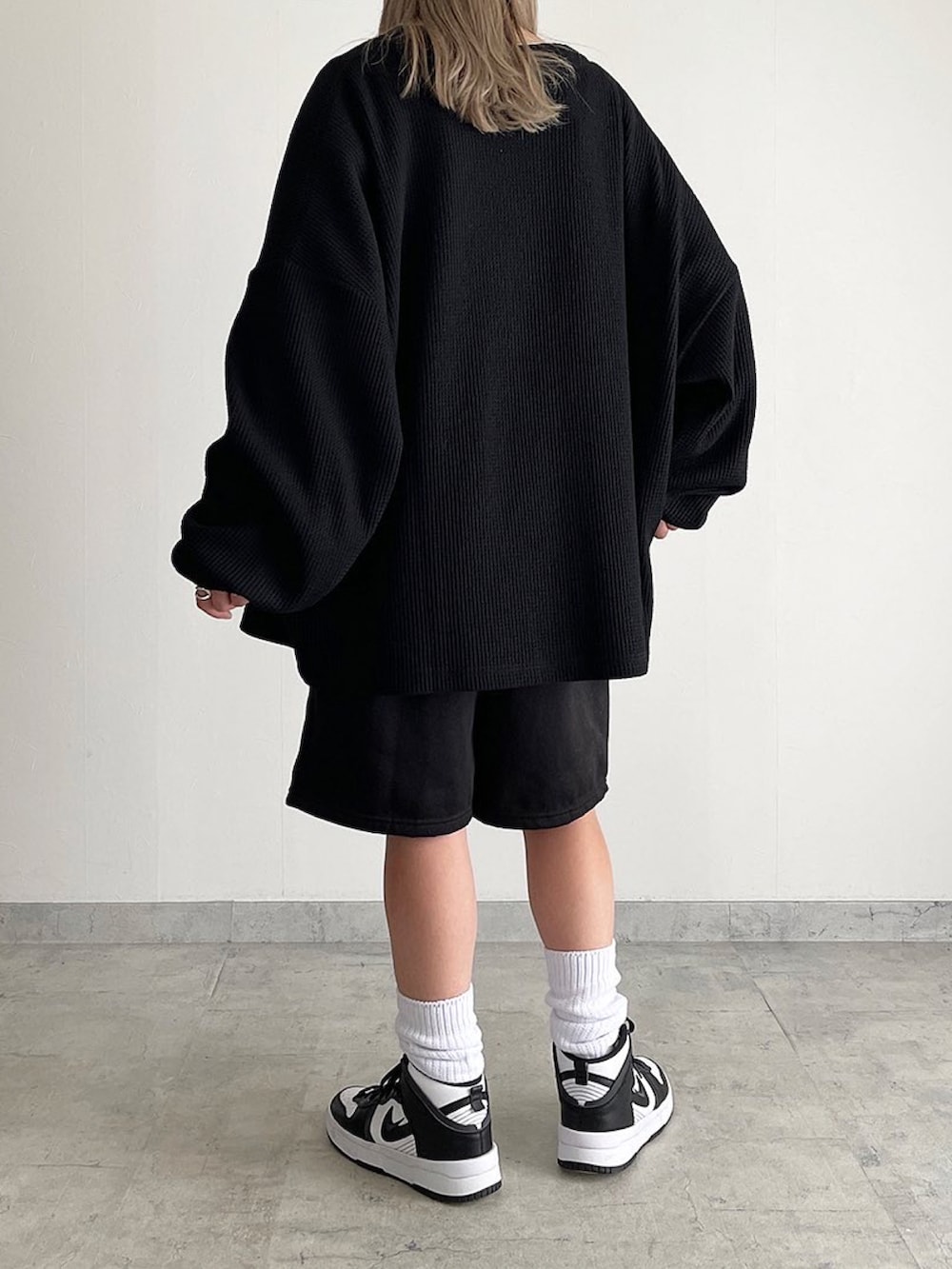 「秋コーデ、モノトーン、カーディガン、ゆるコーデ、カジュアルコーデ、オーバーサイズ、スニーカー」｜「BEAUTY&YOUTH UNITED ARROWSの＜LA Blanks＞ SWEAT SHORTS / ショートパンツ（スウェットパンツ、ブラック系）」を使った、MIHOさん（レディース・163cm）の夏コーディネートの3枚目の写真
