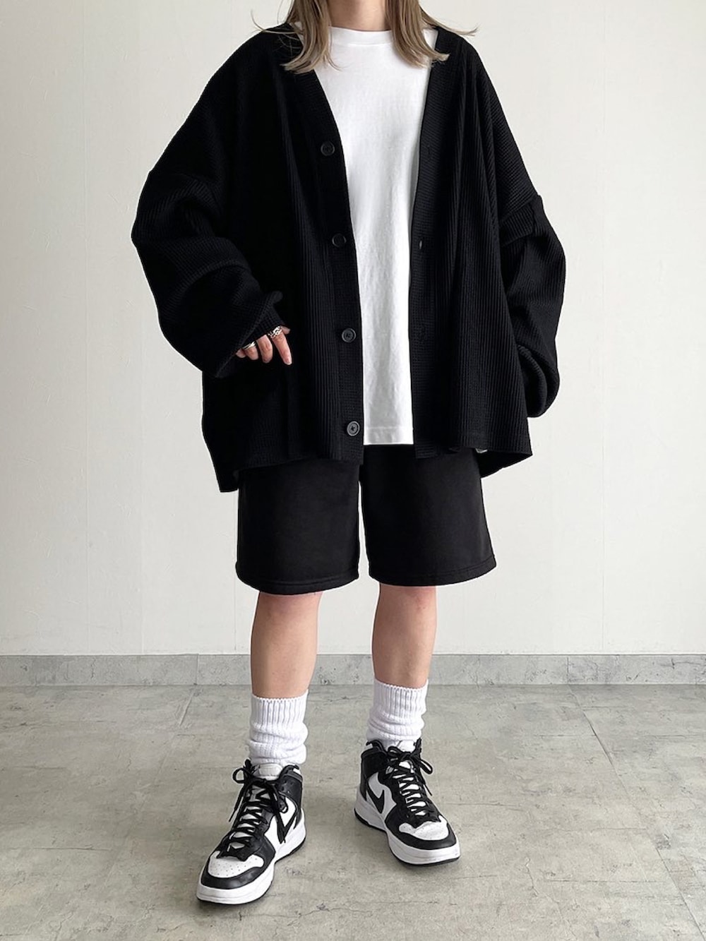 「秋コーデ、モノトーン、カーディガン、ゆるコーデ、カジュアルコーデ、オーバーサイズ、スニーカー」｜「BEAUTY&YOUTH UNITED ARROWSの＜LA Blanks＞ SWEAT SHORTS / ショートパンツ（スウェットパンツ、ブラック系）」を使った、MIHOさん（レディース・163cm）の夏コーディネートの5枚目の写真