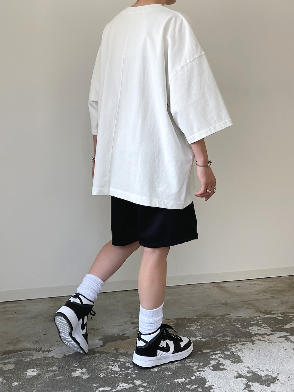 「夏コーデ、メンズライク、ハーフパンツ、オーバーサイズ、Tシャツ、モノトーン、スニーカー、ストリート」｜「y/m by MIHOのセンターラインTシャツ（Tシャツ/カットソー、ホワイト系）」を使った、MIHOさん（レディース・163cm）の春コーディネートの3枚目の写真
