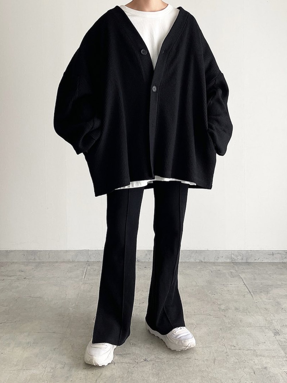 ブラック系のその他パンツ、ホワイト系のスニーカー、ブラック系のカーディガン/ボレロを着用したレディースの夏コーディネートの5枚目の写真