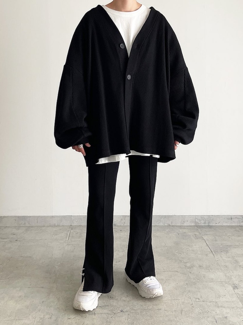 ブラック系のその他パンツ、ホワイト系のスニーカー、ブラック系のカーディガン/ボレロを着用したレディースの夏コーディネートの3枚目の写真