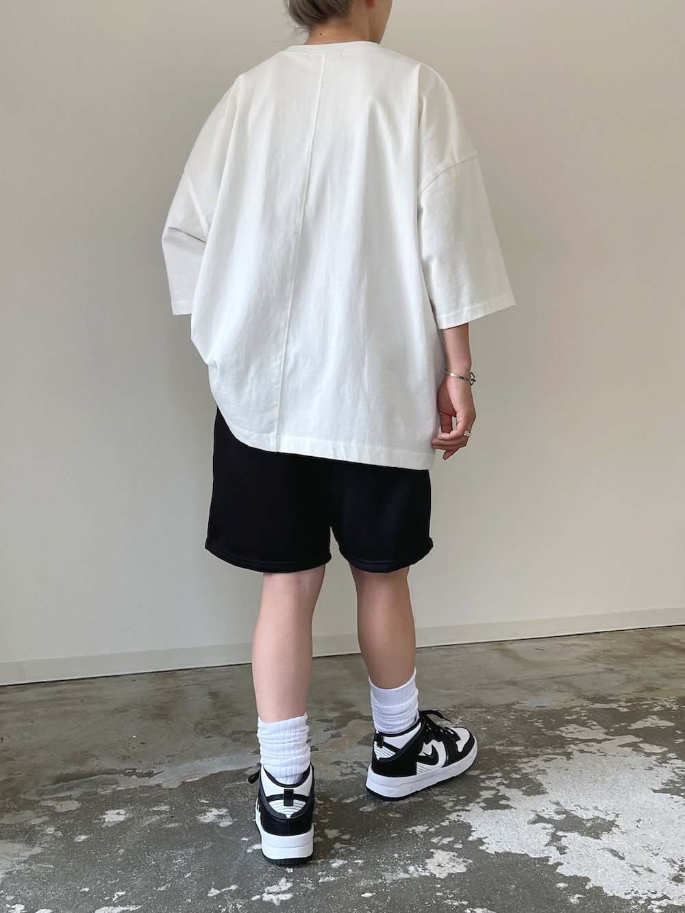「夏コーデ、メンズライク、ハーフパンツ、オーバーサイズ、Tシャツ、モノトーン、スニーカー、ストリート」｜「y/m by MIHOのセンターラインTシャツ（Tシャツ/カットソー、ホワイト系）」を使った、MIHOさん（レディース・163cm）の春コーディネートの4枚目の写真