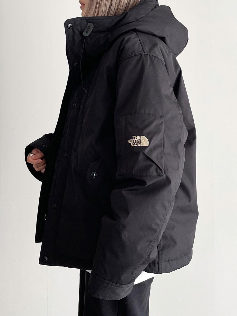 「カジュアルコーデ、冬コーデ、ダウンジャケット、ブラック、モノトーン、メンズライク、オーバーサイズ」｜「THE NORTH FACE PURPLE LABELの＜THE NORTH FACE PURPLE LABEL＞ 65/35 SRT DWN ex/ダウンジャケット（ダウンジャケット/コート、ブラック系）」を使った、MIHOさん（レディース・163cm）の秋コーディネートの2枚目の写真