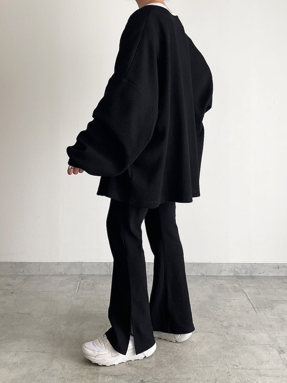 ブラック系のその他パンツ、ホワイト系のスニーカー、ブラック系のカーディガン/ボレロを着用したレディースの夏コーディネートの4枚目の写真