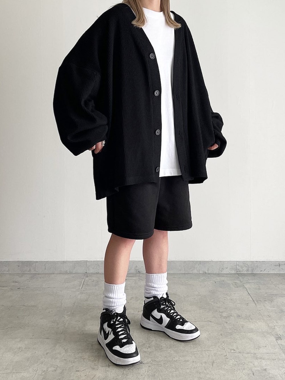 「秋コーデ、モノトーン、カーディガン、ゆるコーデ、カジュアルコーデ、オーバーサイズ、スニーカー」｜「BEAUTY&YOUTH UNITED ARROWSの＜LA Blanks＞ SWEAT SHORTS / ショートパンツ（スウェットパンツ、ブラック系）」を使った、MIHOさん（レディース・163cm）の夏コーディネートの2枚目の写真