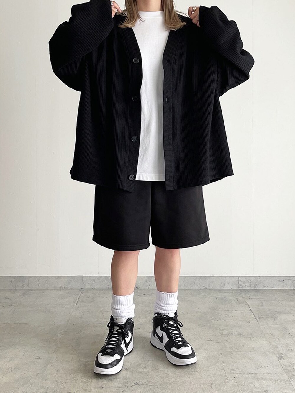 「秋コーデ、モノトーン、カーディガン、ゆるコーデ、カジュアルコーデ、オーバーサイズ、スニーカー」｜「BEAUTY&YOUTH UNITED ARROWSの＜LA Blanks＞ SWEAT SHORTS / ショートパンツ（スウェットパンツ、ブラック系）」を使った、MIHOさん（レディース・163cm）の夏コーディネートの4枚目の写真