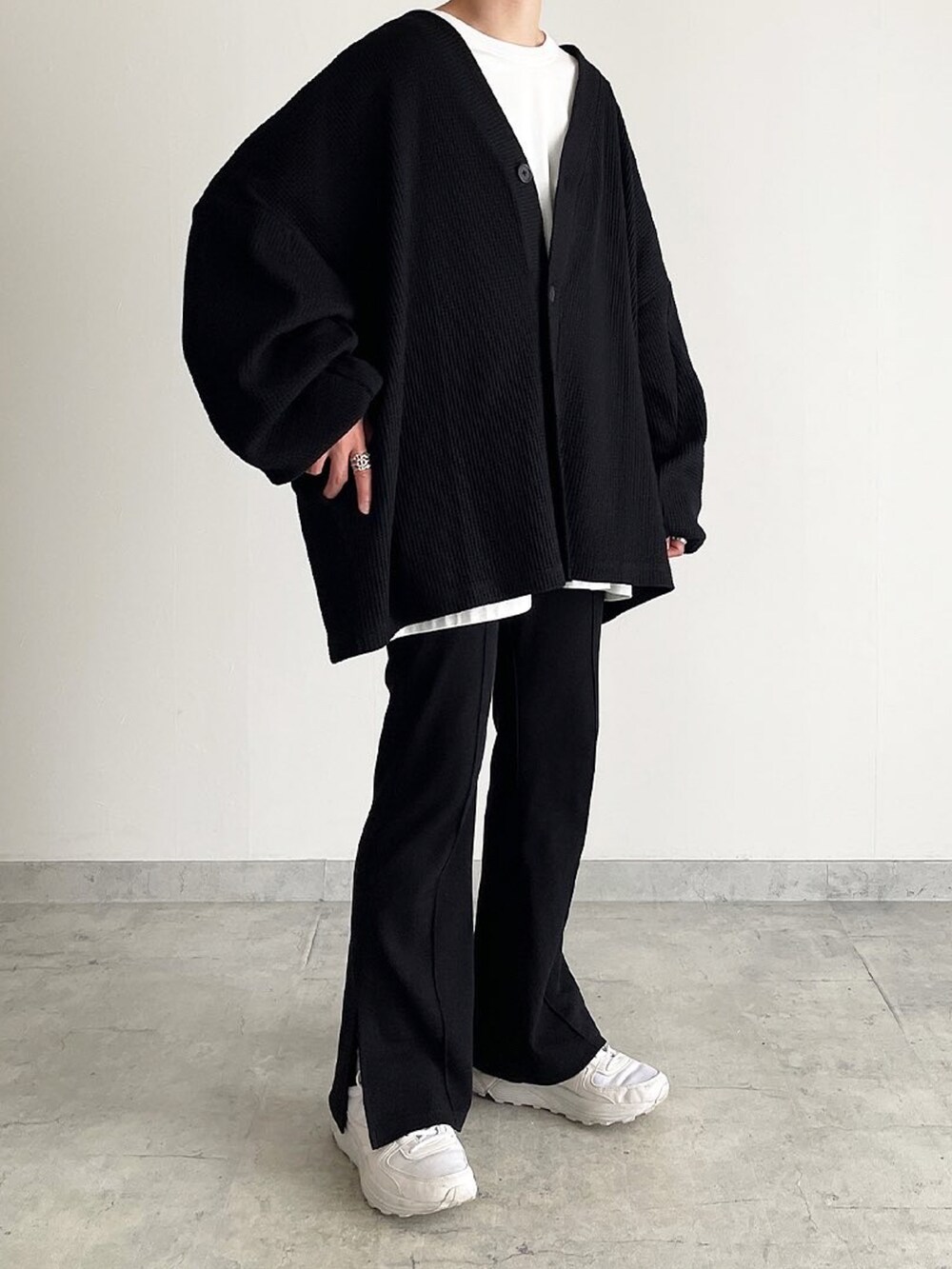 ブラック系のその他パンツ、ホワイト系のスニーカー、ブラック系のカーディガン/ボレロを着用したレディースの夏コーディネートの2枚目の写真