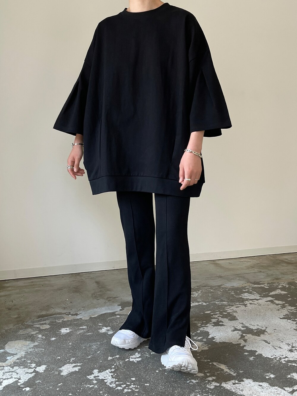 「モノトーン、ブラック、ゆるコーデ、オーバーサイズ、スニーカーコーデ、夏コーデ、Tシャツ」｜「y/m by MIHOのビッグシルエットTシャツ（Tシャツ/カットソー、ブラック系）」を使った、MIHOさん（レディース・163cm）の春コーディネートの4枚目の写真