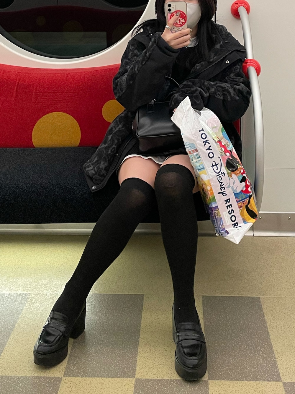 ブラック系のニット/セーター、グレー系のその他アウター、ホワイト系のTシャツ/カットソーを着用したレディースの春コーディネートの2枚目の写真