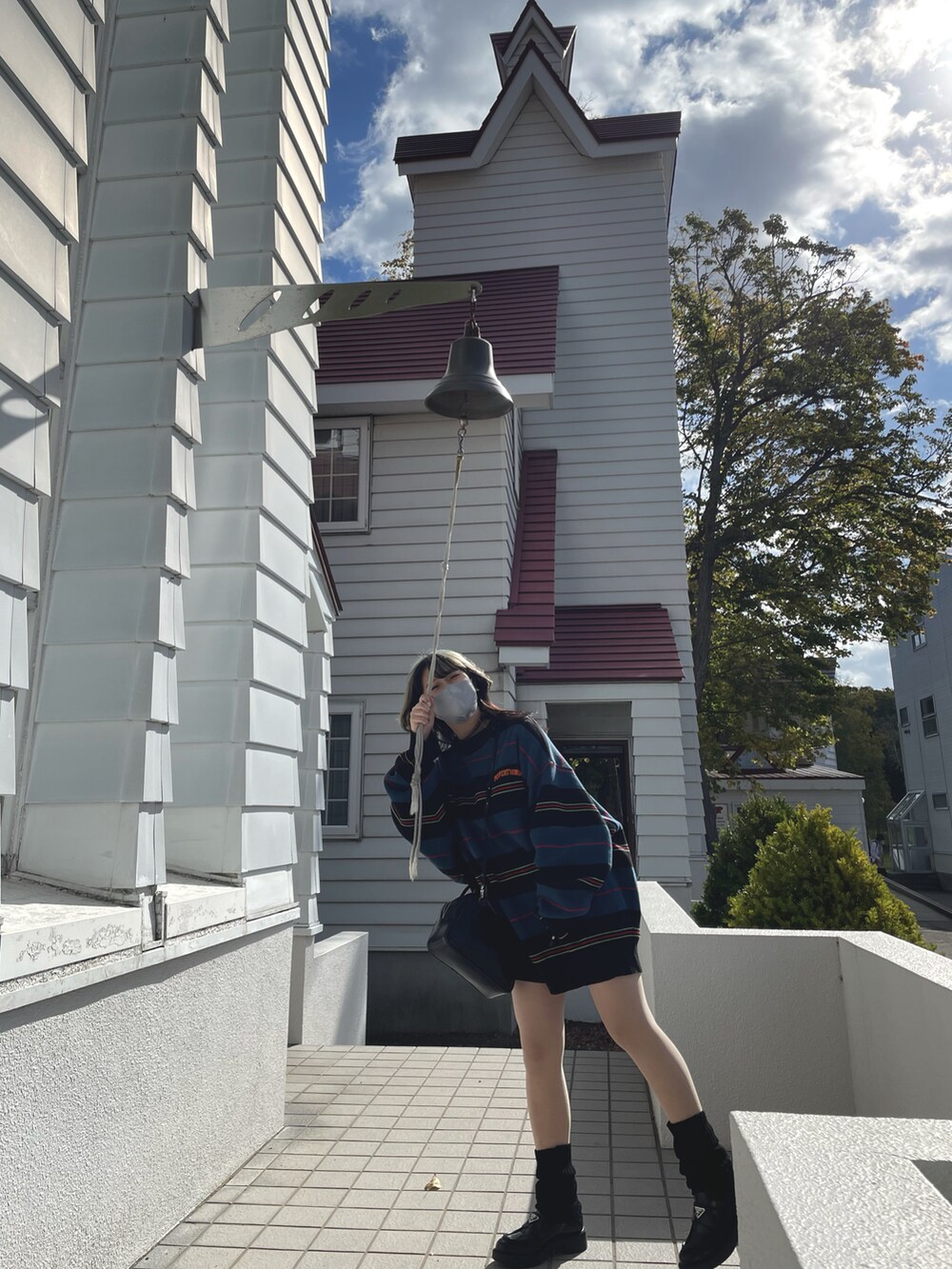 「札幌旅行、ボーダー、ボーダーニット、ストリート」｜「WHO'S WHO galleryの【KOOKY'N/クーキー】 ボーダーニット（ニット/セーター、ブラック系）」を使った、mochaさん（骨格ストレート・レディース・151cm）の秋コーディネートの2枚目の写真