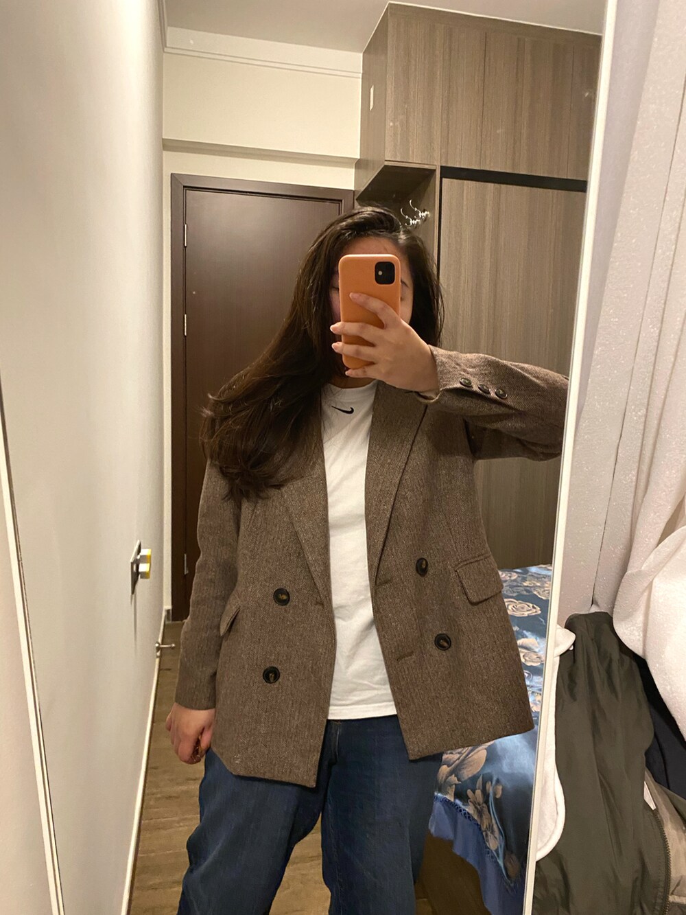 「NIKEのアイテム（Tシャツ/カットソー、ホワイト系）」を使った、FALA.さん（レディース・153cm）の冬コーディネートの2枚目の写真