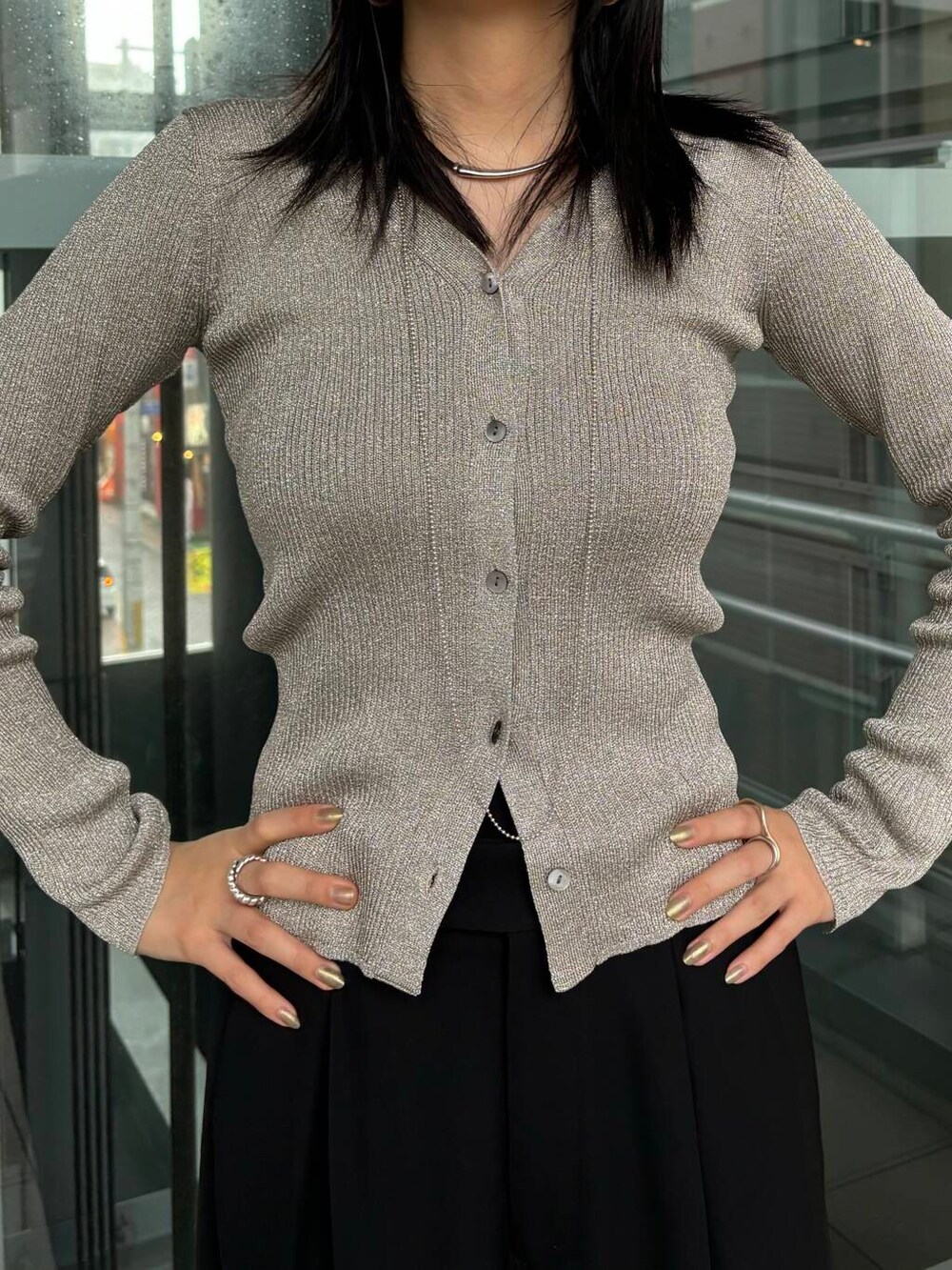 ブラック系のその他パンツ、その他のカーディガン/ボレロ、ブラック系のブーツを着用したレディースの秋コーディネートの2枚目の写真