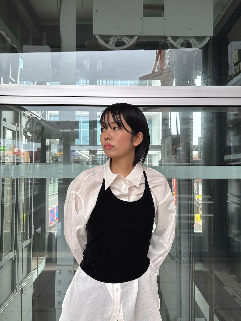 ブラック系のその他パンツ、ホワイト系のシャツ/ブラウス、ブラック系のその他トップスを着用したレディースの秋コーディネートの2枚目の写真