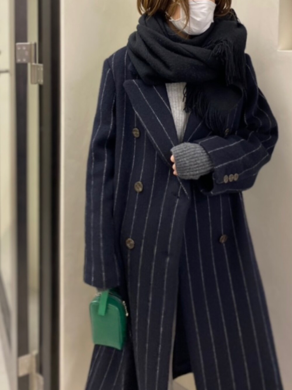 「カジュアルコーデ、春服、オトナカジュアル、ゆるコーデ、大人かわいい、低身長コーデ、アウター、ブラックコーデ、モノトーン、スニーカー、リラックス、エトレトウキョウ、ETRÉ TOKYO」｜「ETRE TOKYOのパターンチェスターコート（チェスターコート、ブラック系）」を使った、Hanaさん（レディース・158cm）の冬コーディネートの2枚目の写真