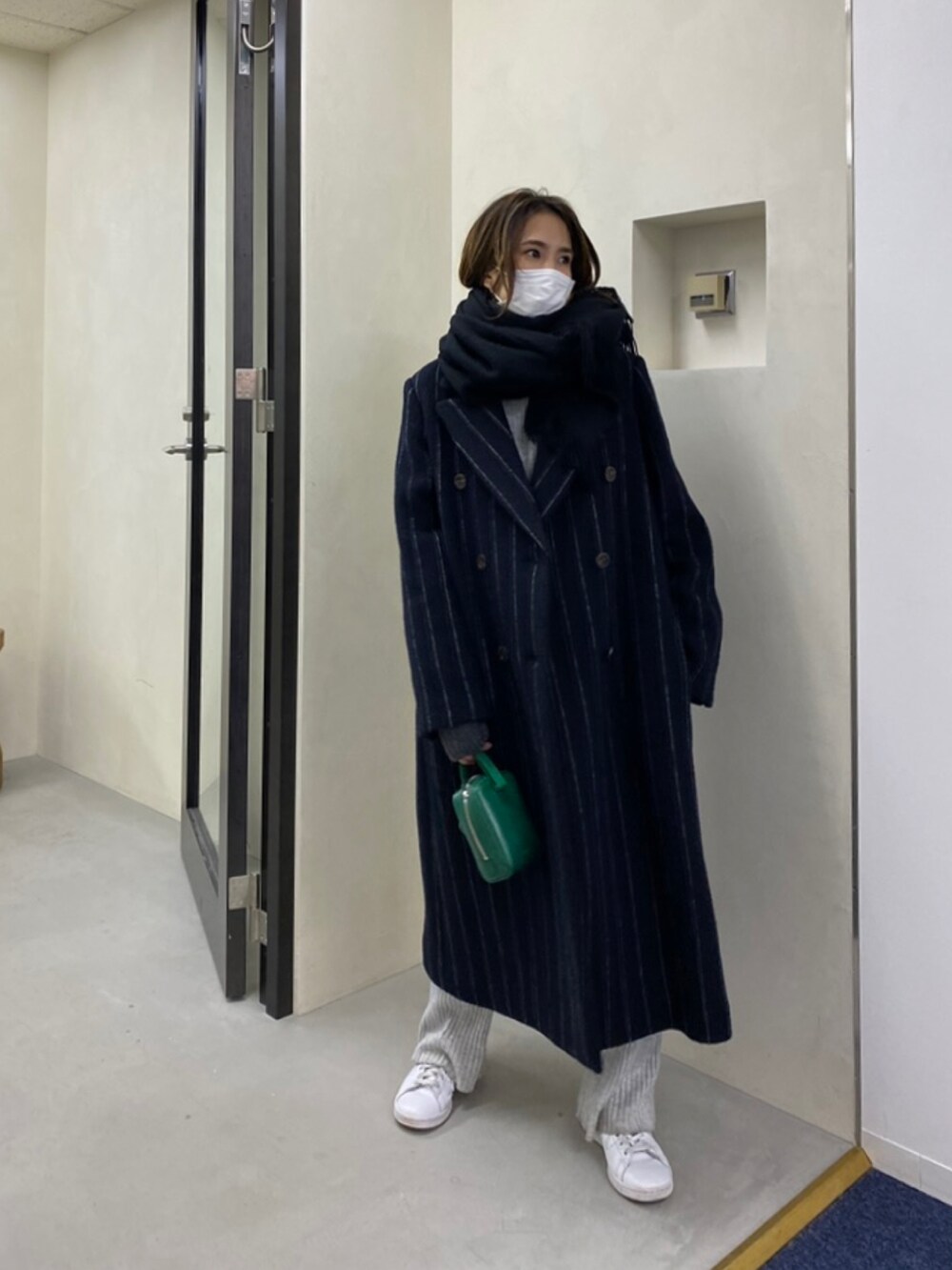「カジュアルコーデ、春服、オトナカジュアル、ゆるコーデ、大人かわいい、低身長コーデ、アウター、ブラックコーデ、モノトーン、スニーカー、リラックス、エトレトウキョウ、ETRÉ TOKYO」｜「ETRE TOKYOのパターンチェスターコート（チェスターコート、ブラック系）」を使った、Hanaさん（レディース・158cm）の冬コーディネートの3枚目の写真