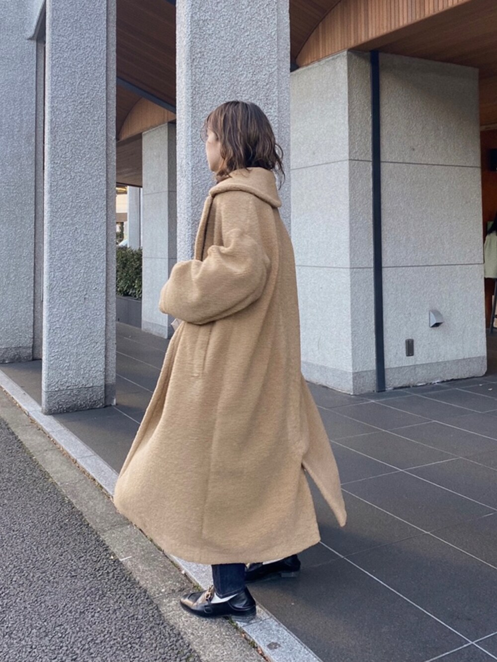 「カジュアルコーデ、今日のコーデ、オトナカジュアル、ビッグシルエット、冬アウター、キレイめ、デニムパンツ、ootd、ブラウンコーデ、エトレトウキョウ、エトレ、etretokyo」｜「ETRE TOKYOのカラーボアコート（その他アウター、ブラウン系）」を使った、Hanaさん（レディース・158cm）の冬コーディネートの3枚目の写真