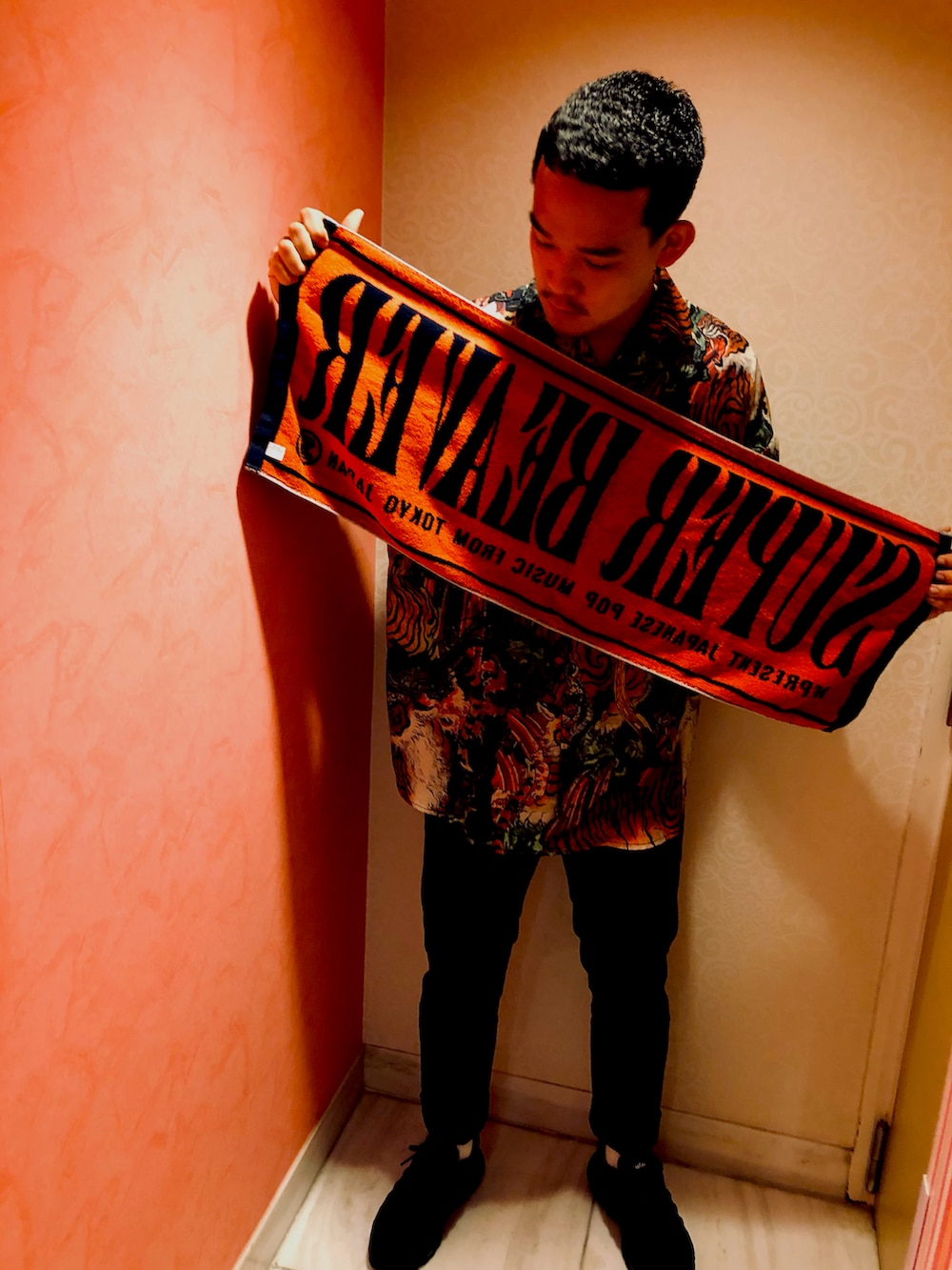 その他のシャツ/ブラウス、ブラック系のパンツ、ブラック系のスニーカーを着用したメンズの夏コーディネートの2枚目の写真