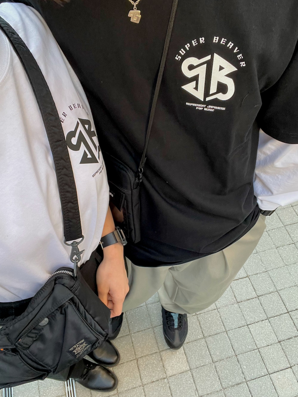 ベージュ系のその他パンツ、ブラック系のTシャツ/カットソー、ホワイト系のTシャツ/カットソーを着用したメンズの春コーディネートの2枚目の写真