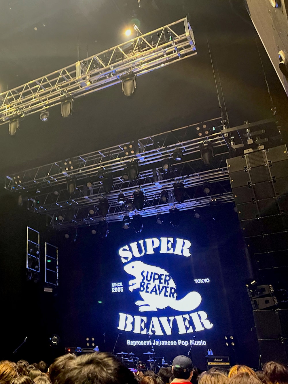 ベージュ系のその他パンツ、ブラック系のTシャツ/カットソー、ホワイト系のTシャツ/カットソーを着用したメンズの春コーディネートの4枚目の写真