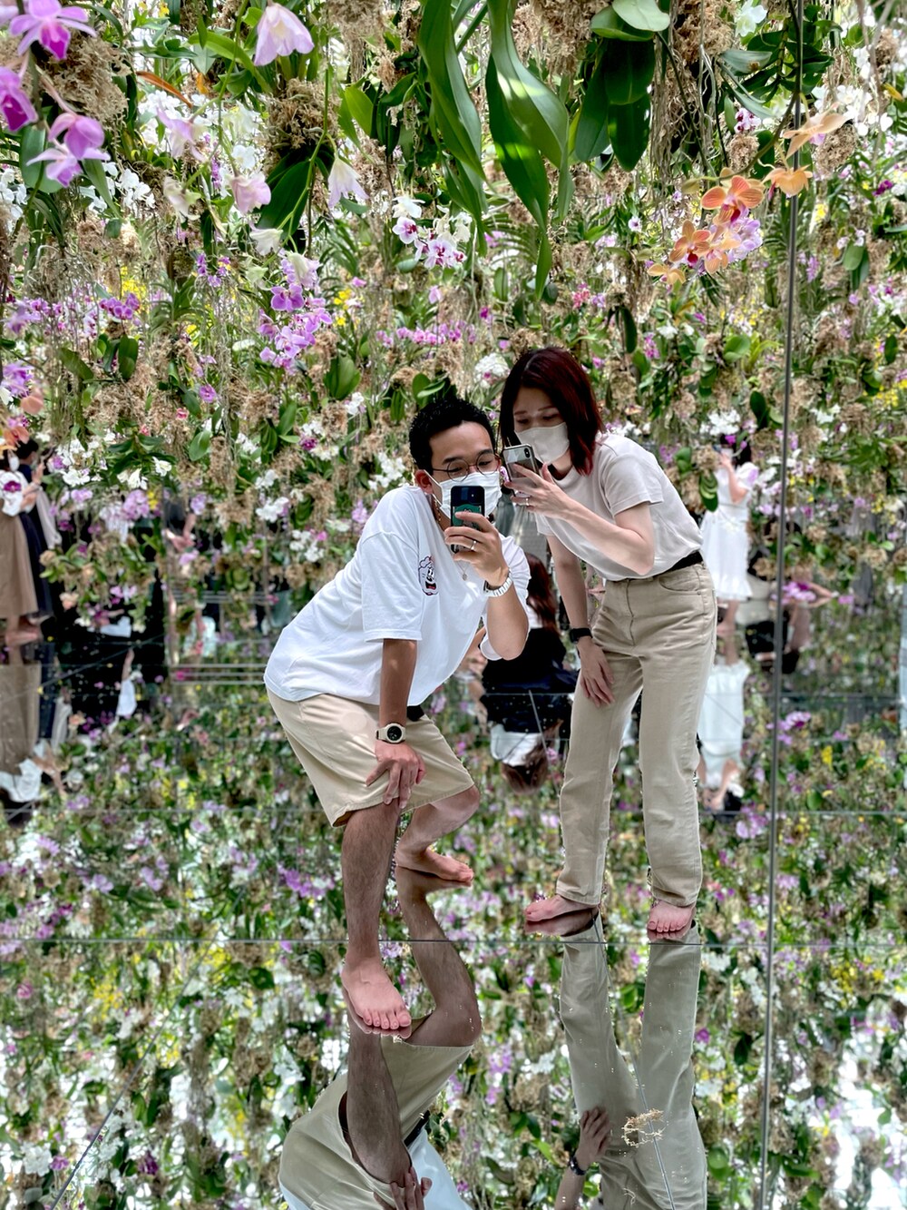 ホワイト系のTシャツ/カットソー、ベージュ系のその他パンツ、ベージュ系のアナログ腕時計を着用したメンズの夏コーディネートの2枚目の写真