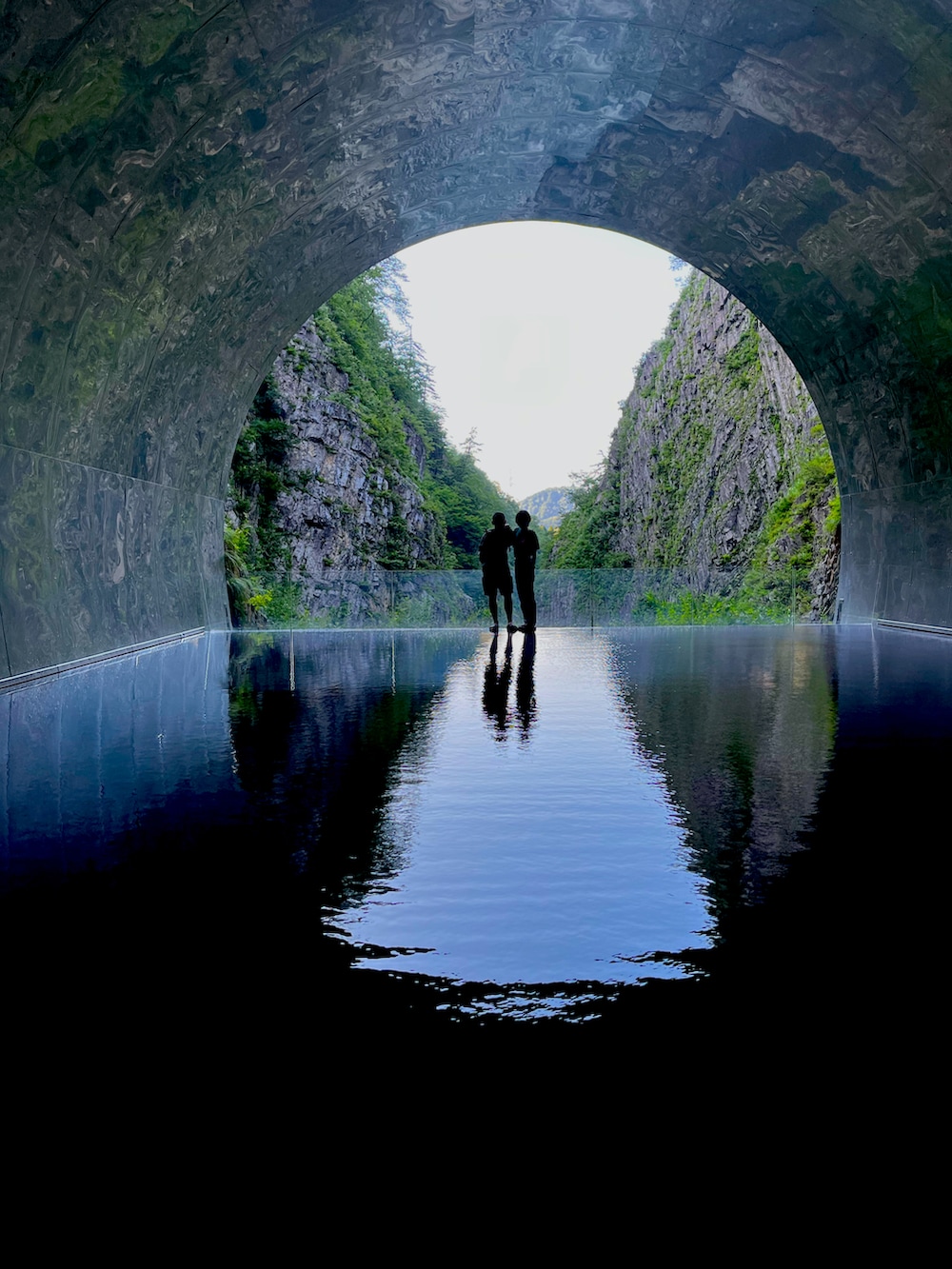 グリーン系のTシャツ/カットソー、ブラック系のショルダーバッグ、ブラック系のTシャツ/カットソーを着用したメンズの夏コーディネートの3枚目の写真