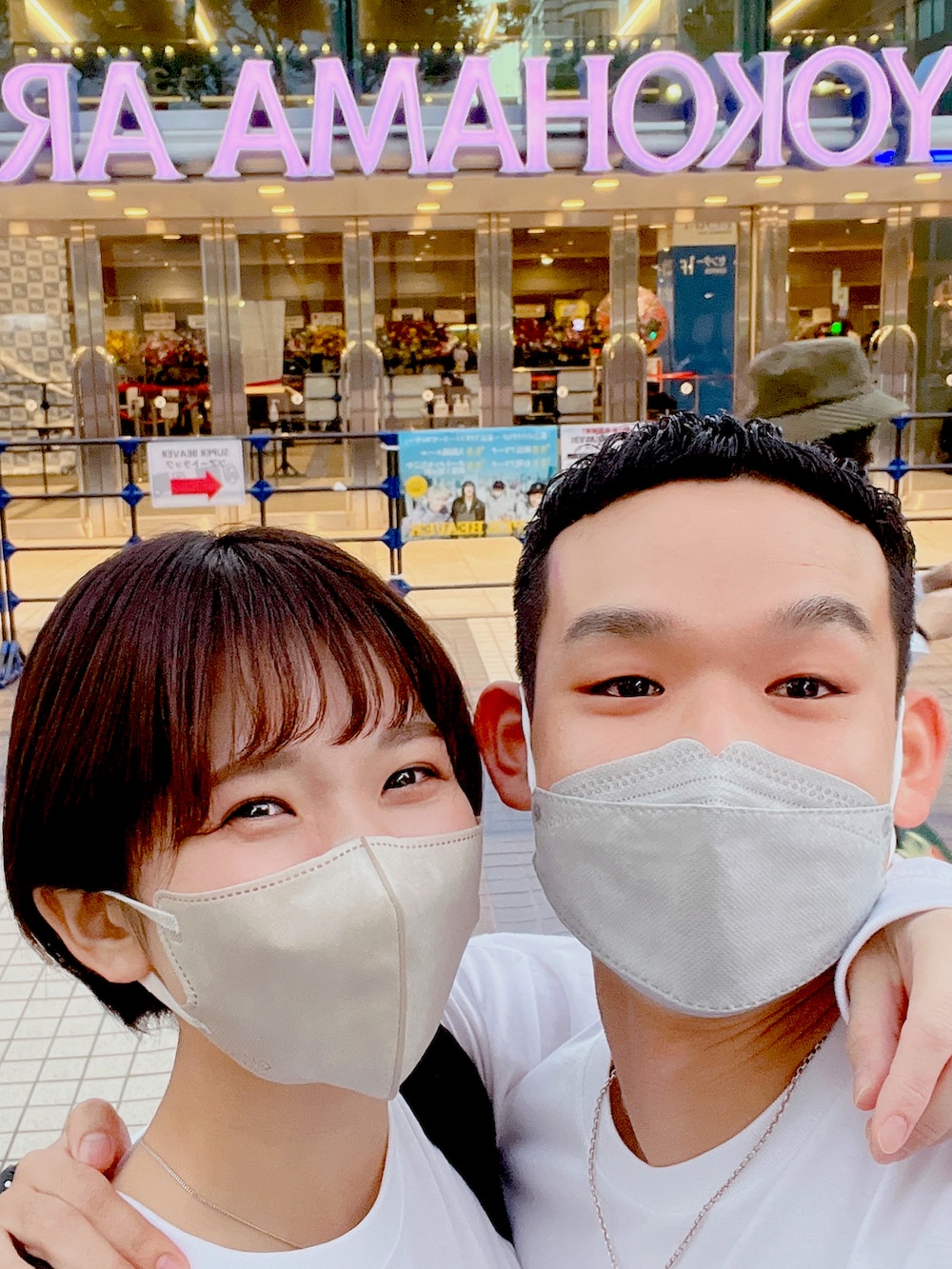 ホワイト系のTシャツ/カットソー、ホワイト系のスニーカー、ホワイト系のTシャツ/カットソーを着用したメンズの秋コーディネートの3枚目の写真