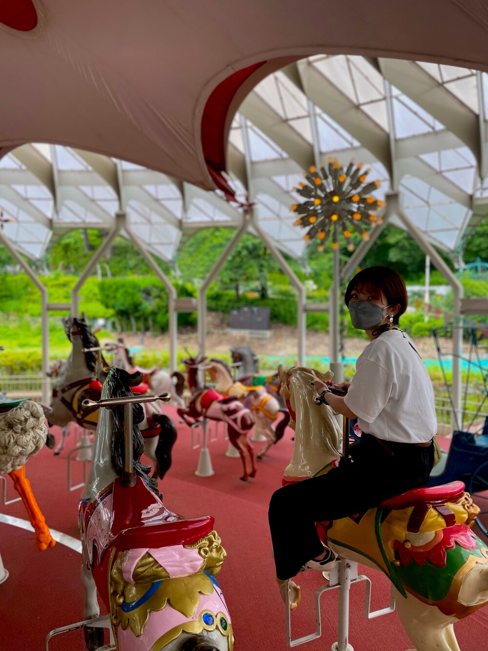 ブラック系のスニーカー、ブラック系のTシャツ/カットソー、グリーン系のパンツを着用したメンズの夏コーディネートの3枚目の写真