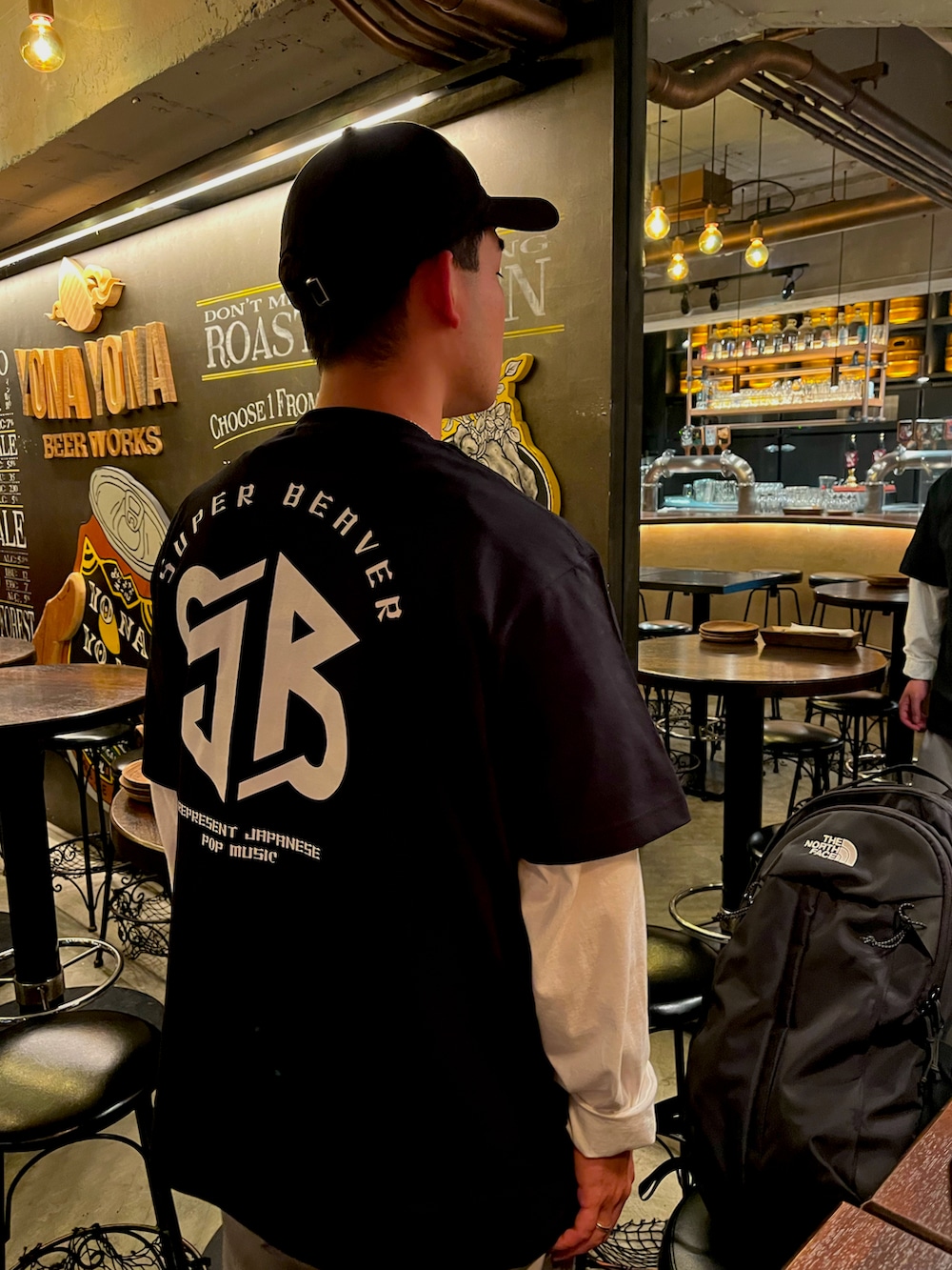 ベージュ系のその他パンツ、ブラック系のTシャツ/カットソー、ホワイト系のTシャツ/カットソーを着用したメンズの春コーディネートの3枚目の写真