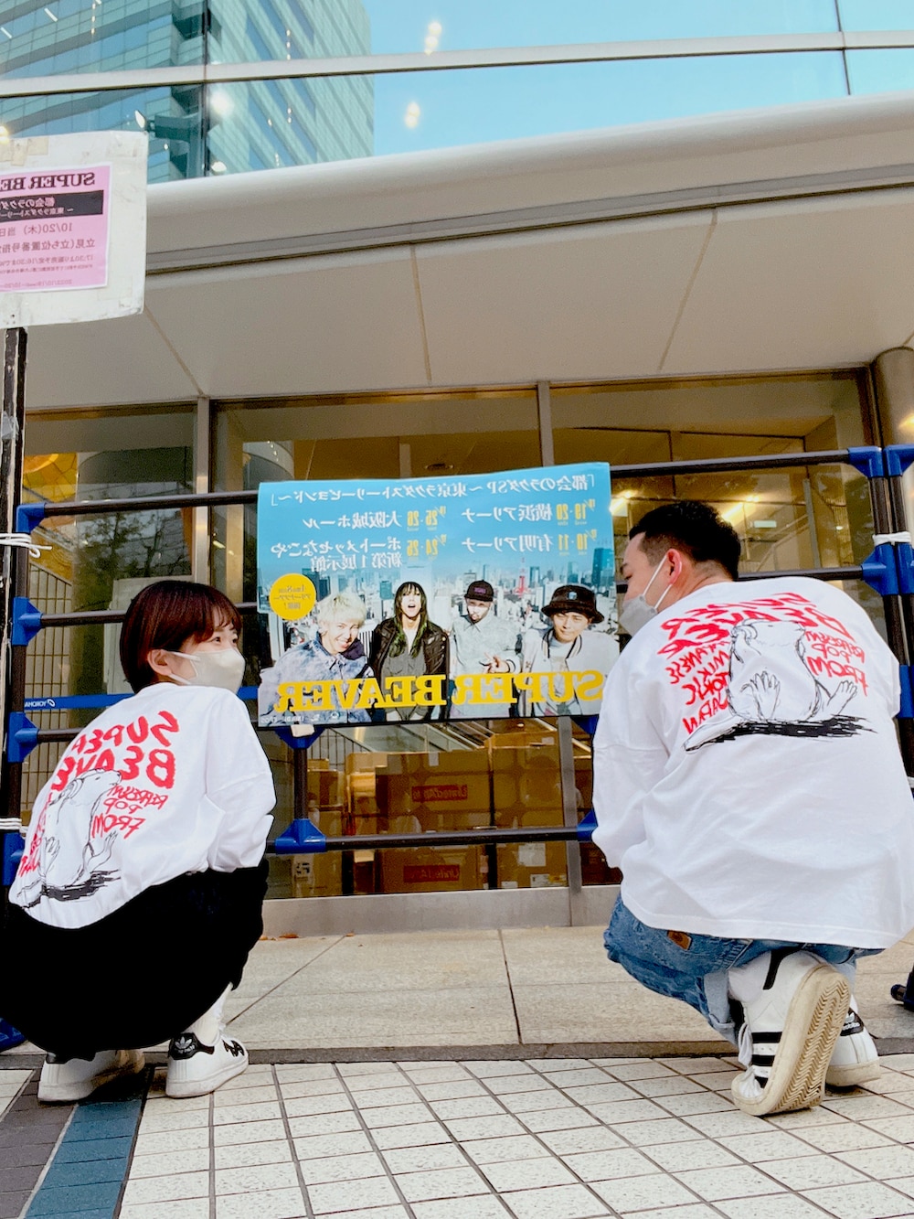 ホワイト系のTシャツ/カットソー、ホワイト系のスニーカー、ホワイト系のTシャツ/カットソーを着用したメンズの秋コーディネートの2枚目の写真