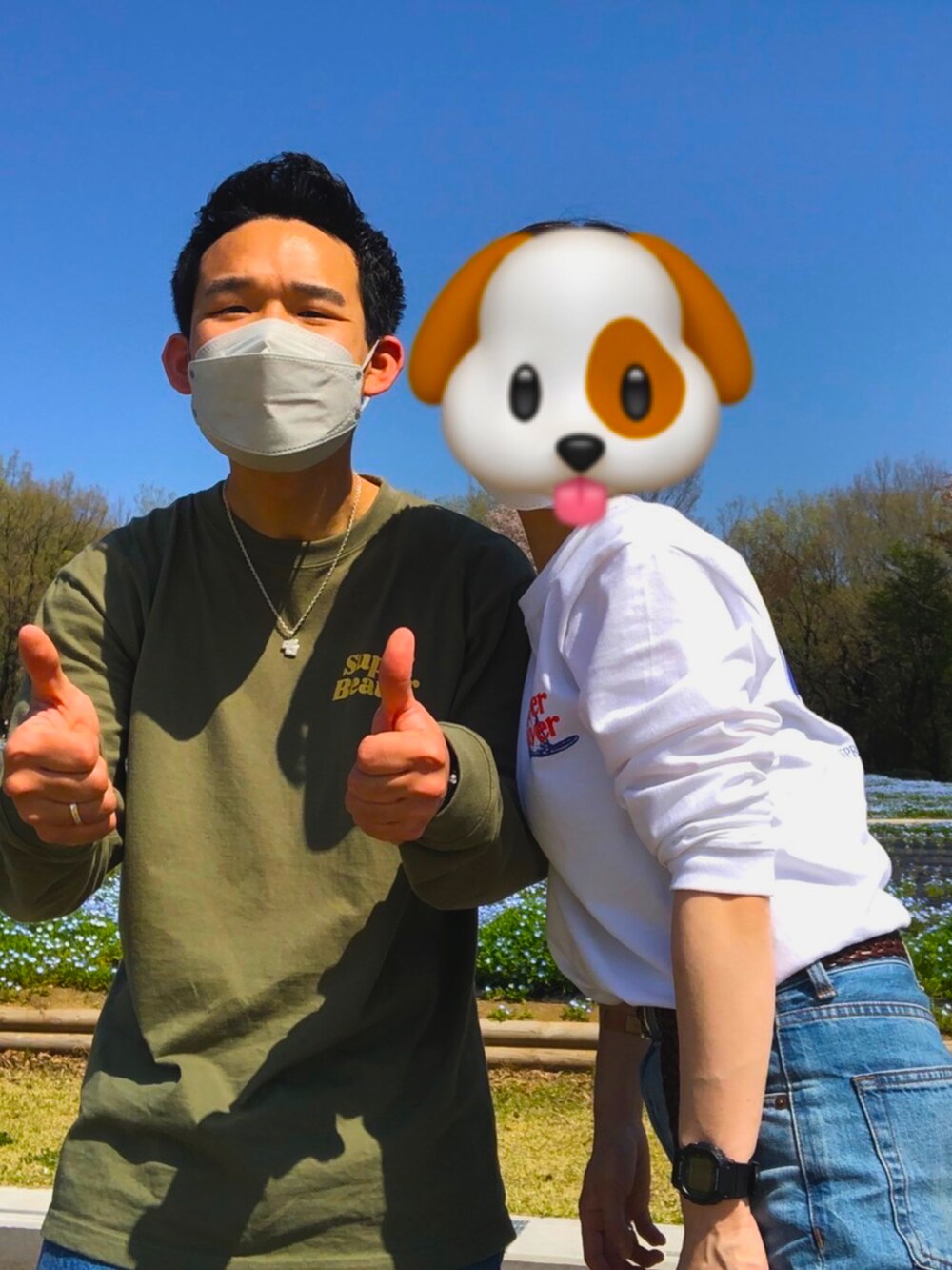 グリーン系のTシャツ/カットソー、ホワイト系のTシャツ/カットソー、ホワイト系のスニーカーを着用したメンズの春コーディネートの2枚目の写真