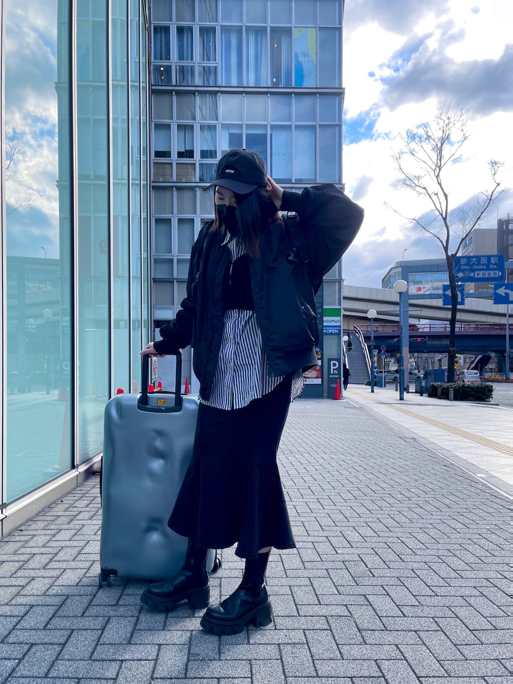 ブラック系のジャケット/アウター、その他のビジネスシャツ、ブラック系のブーツを着用したレディースの春コーディネートの2枚目の写真