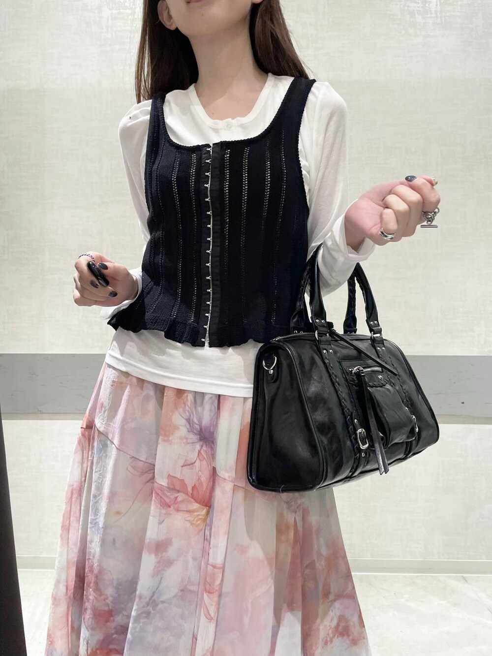 ホワイト系のTシャツ/カットソー、ブラウン系のボストンバッグ、ブラック系のサンダルを着用したレディースの春コーディネートの5枚目の写真