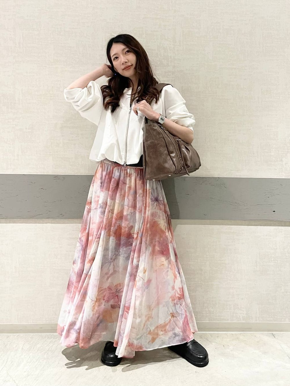 ホワイト系のスウェット、ブラック系のローファー、ブラウン系のトートバッグを着用したレディースの春コーディネートの2枚目の写真