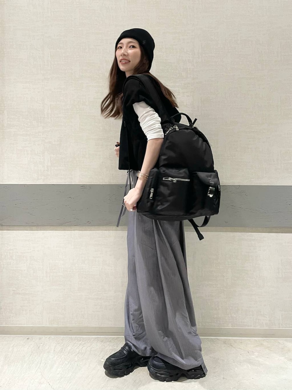 ホワイト系のTシャツ/カットソー、ブラック系のローファー、ブラック系のバックパック/リュックを着用したレディースの春コーディネートの3枚目の写真