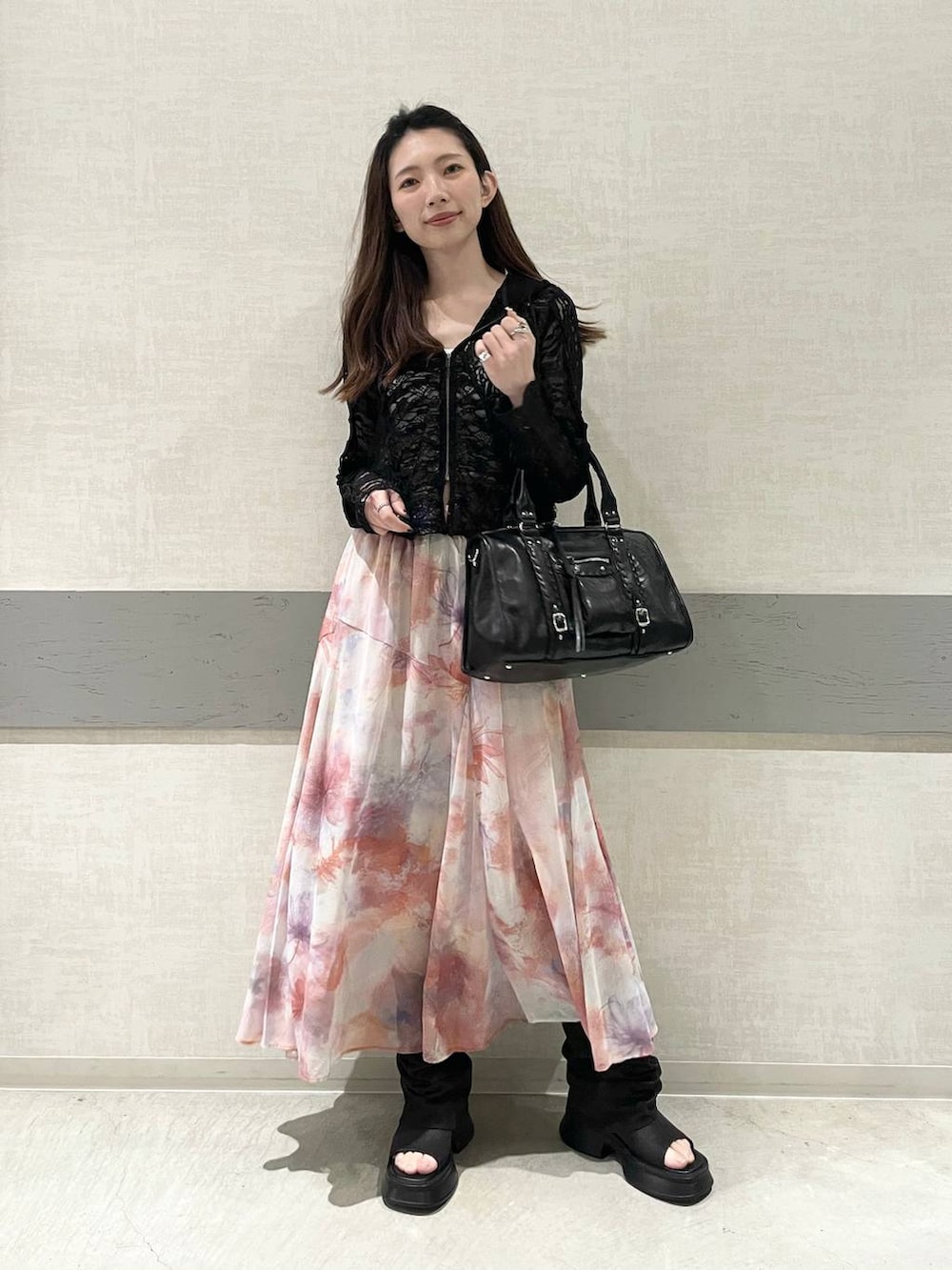 ブラック系のボストンバッグ、ブラック系のサンダル、ブラック系のパーカーを着用したレディースの春コーディネートの4枚目の写真