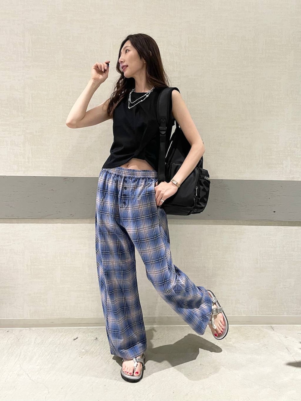 ブラック系のTシャツ/カットソー、ブルー系のその他パンツ、ブラック系のバックパック/リュックを着用したレディースの夏コーディネートの4枚目の写真
