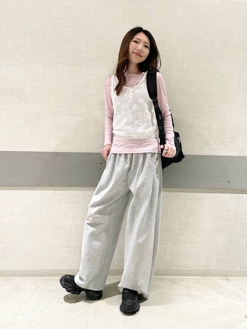 ホワイト系のTシャツ/カットソー、ブラック系のローファー、ブラック系のバックパック/リュックを着用したレディースの春コーディネートの2枚目の写真