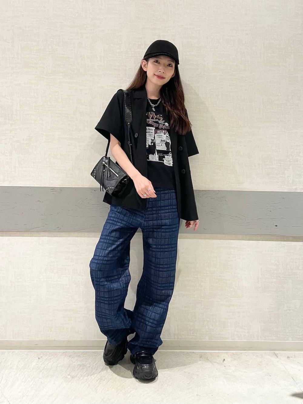 ブルー系のデニムパンツ、ブラック系のTシャツ/カットソー、ブラック系のローファーを着用したレディースの夏コーディネートの2枚目の写真